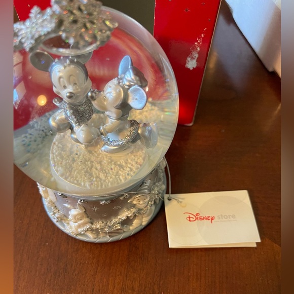 Disney Vintage Mickey & Minnie 2002 Collectible Snowflake Skating Snow Globe - Picture 14 of 16